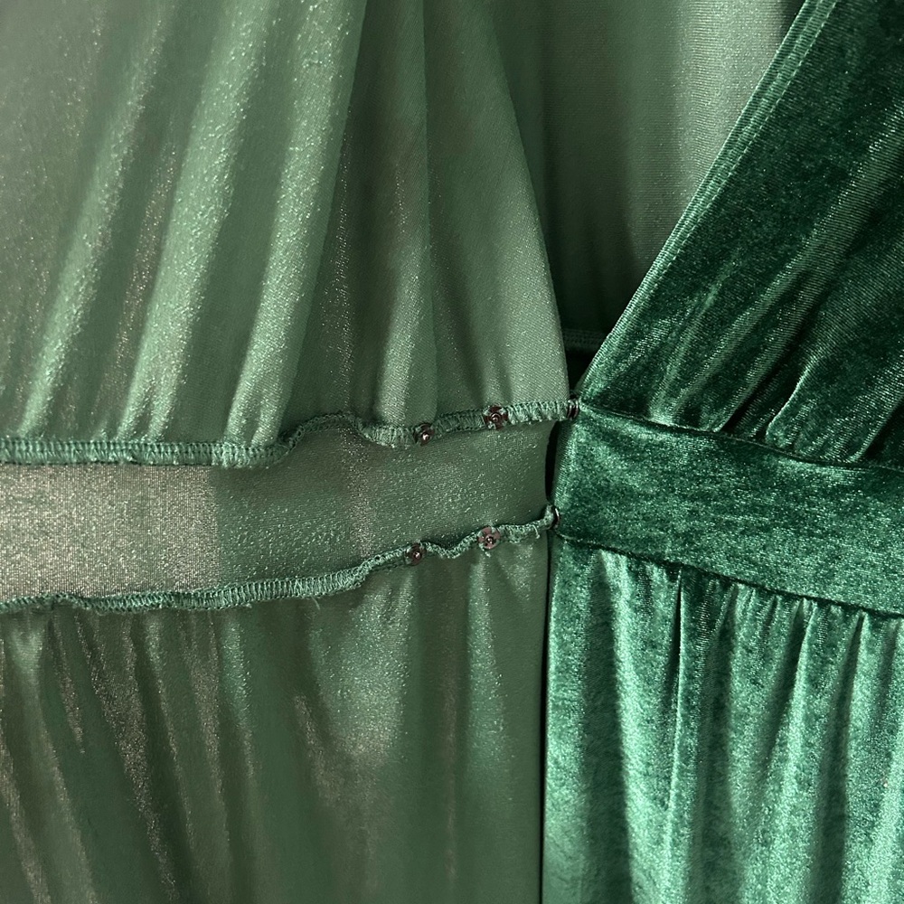 Green velvet dress, size L, long sleeve - Picture 2 of 2